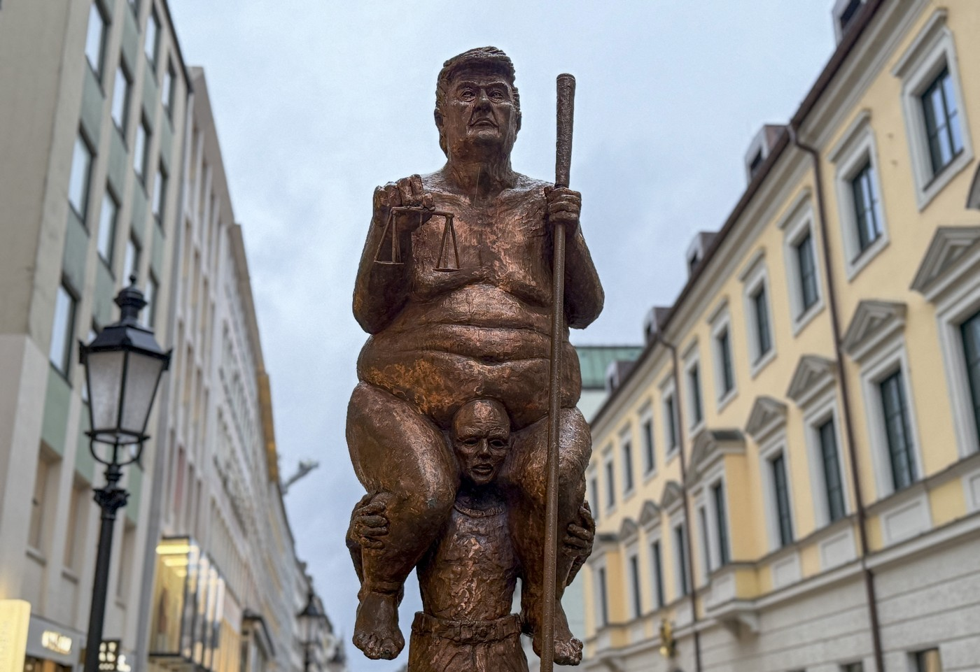 "Narančasta kuga": Kip golog Trumpa izložen u Europskom parlamentu