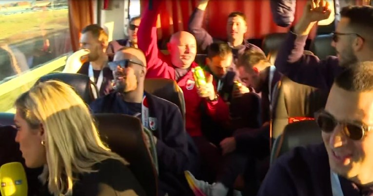 Rukometaši krenuli autobusom prema Trgu, dobro su raspoloženi