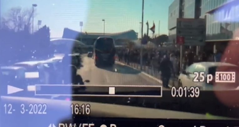 VIDEO Napad na Dinamov bus ispred Poljuda