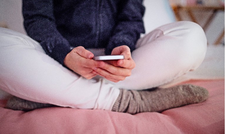 Tinejdžerica tuži Metu, Google i TikTok zbog algoritama. "Učinili su me ovisnom"