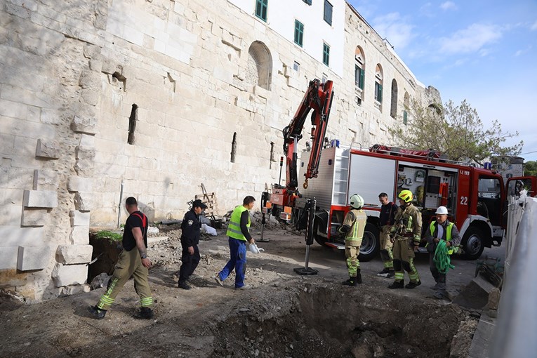 Teška nesreća na splitskom pazaru. Radnika prikliještio kameni blok, u bolnici je