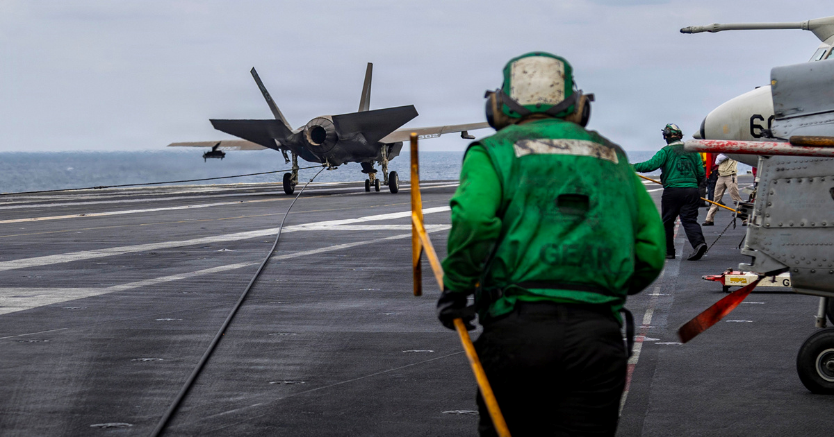 Amerikanci: Iranski dron približio se našem nosaču aviona. Oborili smo ga