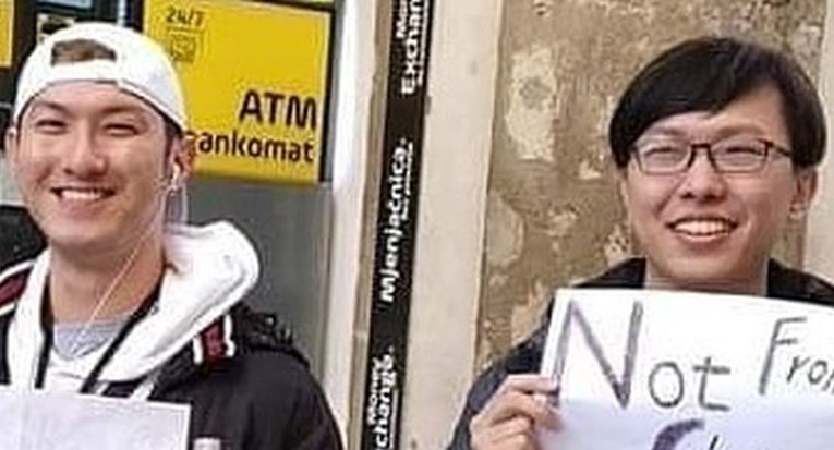 Natpisi dvojice azijskih turista u Dalmaciji su hit: "Ljudi se snalaze"