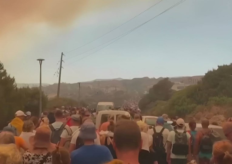 VIDEO U Grčkoj gore hoteli, evakuiraju se tisuće ljudi. Bježe i privatnim brodovima