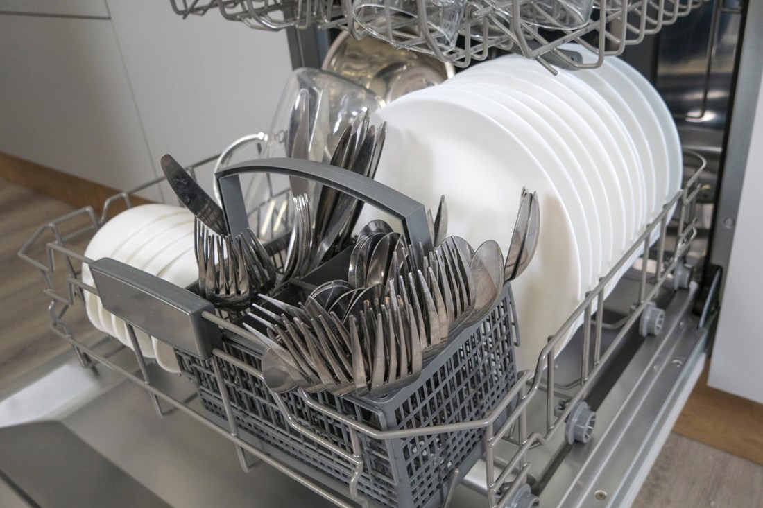 Čemu zapravo služi donja košara perilice posuđa? Neki je krivo koriste