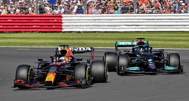 Pogledajte sudar Hamiltona i Verstappena zbog kojeg je prekinuta utrka