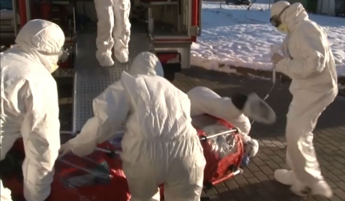 VIDEO U Rumunjskoj prenosili pacijenticu sa sumnjom u koronavirus pa im ispala