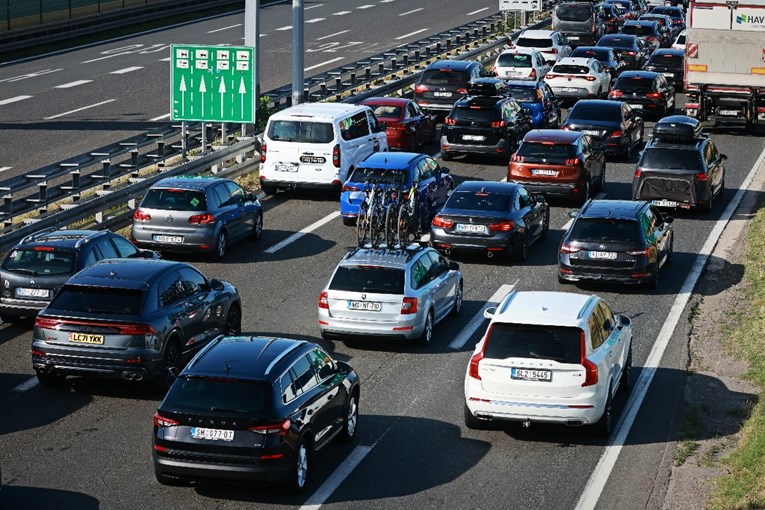 HAK: Prometna nesreća kod Bosiljeva i kolona od 4 kilometra na A1