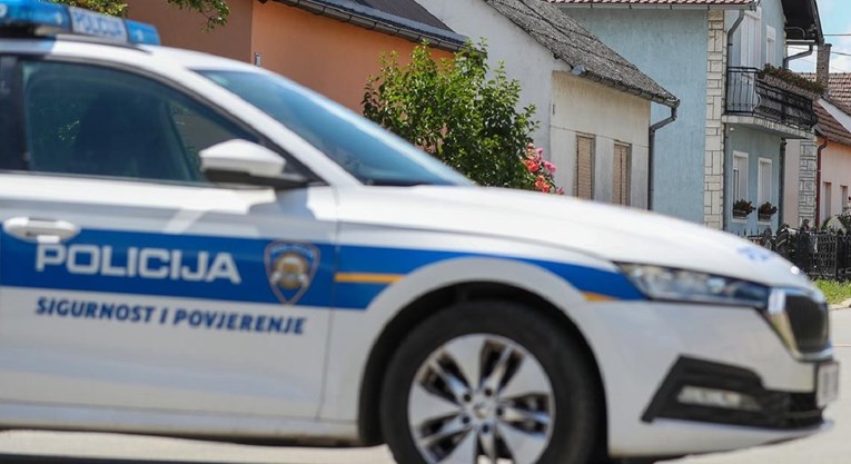 Policajka okretala službeni auto pa udarila u dvorišna vrata