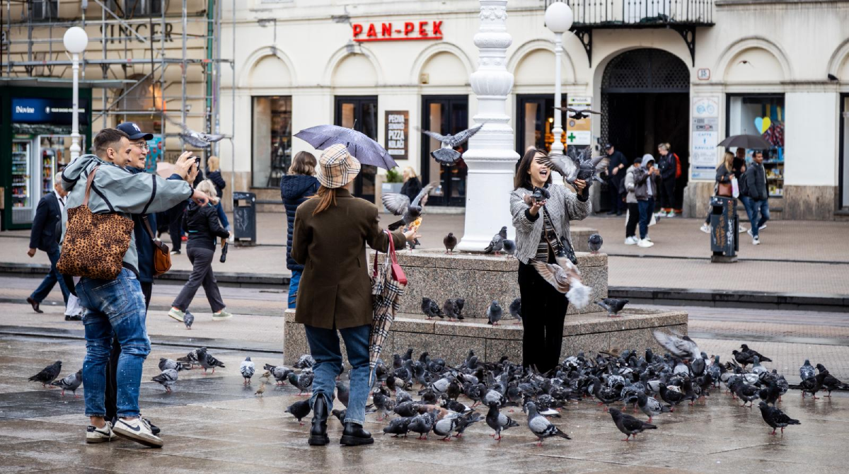 Unatoč kiši Zagreb je pun ljudi, turisti su oduševljeni golubovima