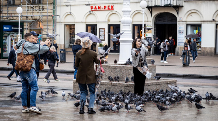 Zagrebačke ulice pune su ljudi unatoč kiši i zahlađenju, pogledajte atmosferu u gradu