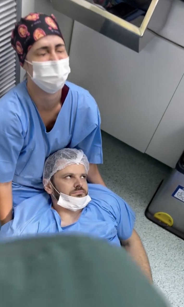 Onesvijestio se dok je žena bila na carskom rezu, ljudi: "Drži se, ratniče"