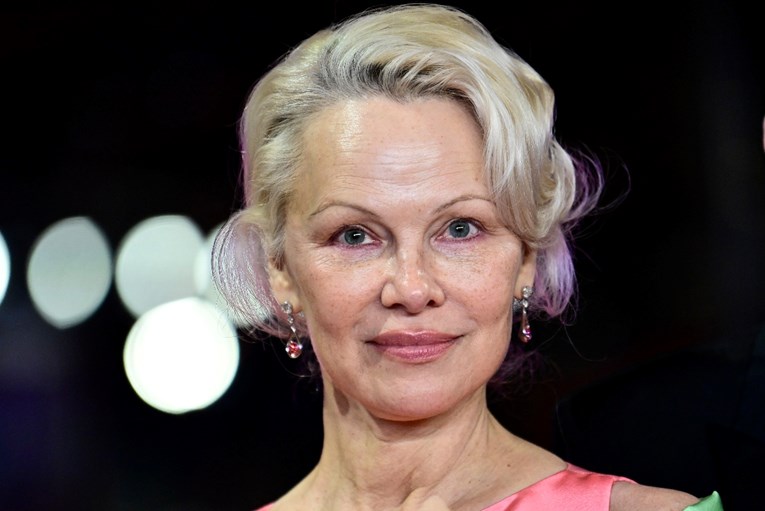 Pamela Anderson u modu vraća hit frizuru iz 2000-ih