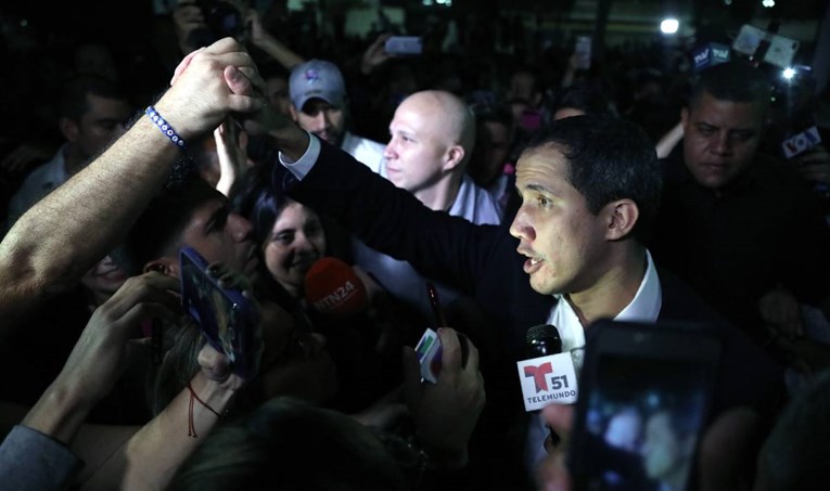 Guaido sletio u Venezuelu, na aerodromu se sukobili njegovi i Madurovi pristaše