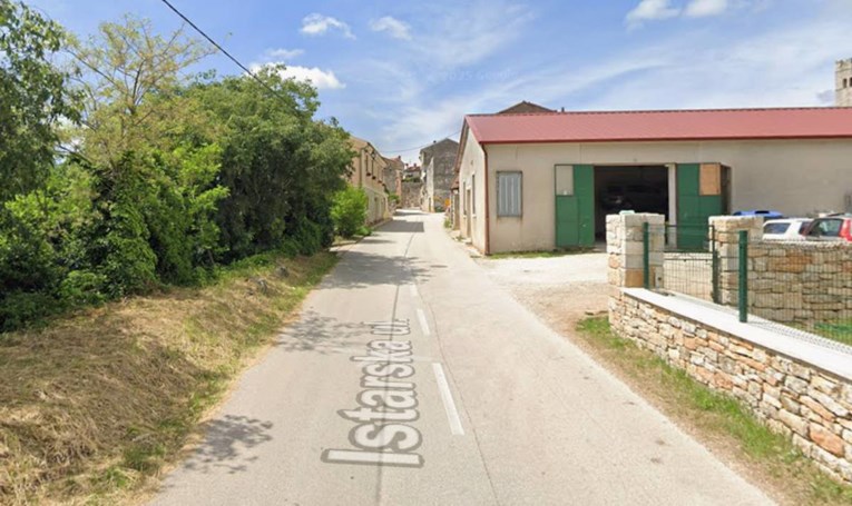 S 1,62 promila u Istri sjeo u traktor pa udario u zid i parkirani auto