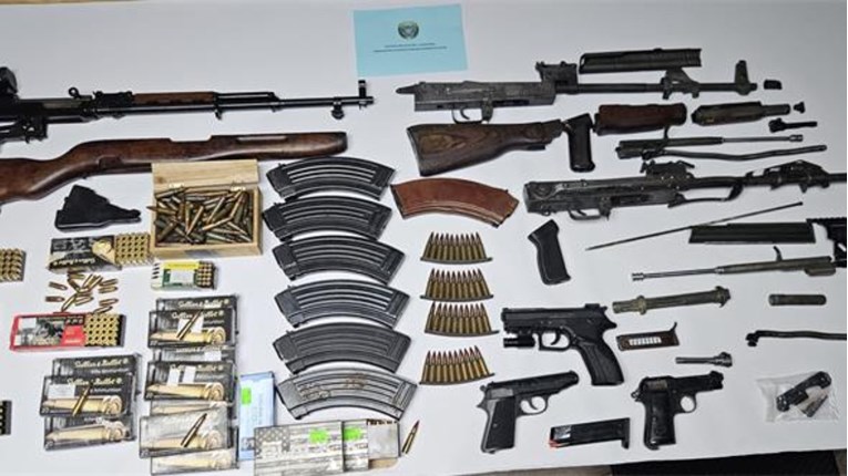 VIDEO U Makarskoj pronađena hrpa oružja i streljiva