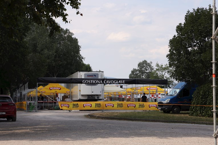 Natpis iznad šanka u fan zoni na Bundeku: "Stoji Hrvat do Hrvata, mi smo braća svi"