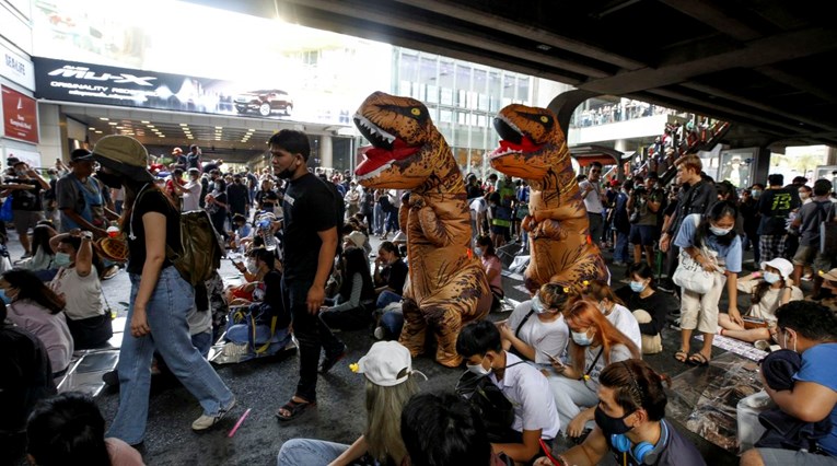 Tajlandski srednjoškolci odjeveni u dinosaure prosvjedovali protiv vlade