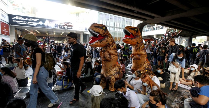 Tajlandski srednjoškolci odjeveni u dinosaure prosvjedovali protiv vlade