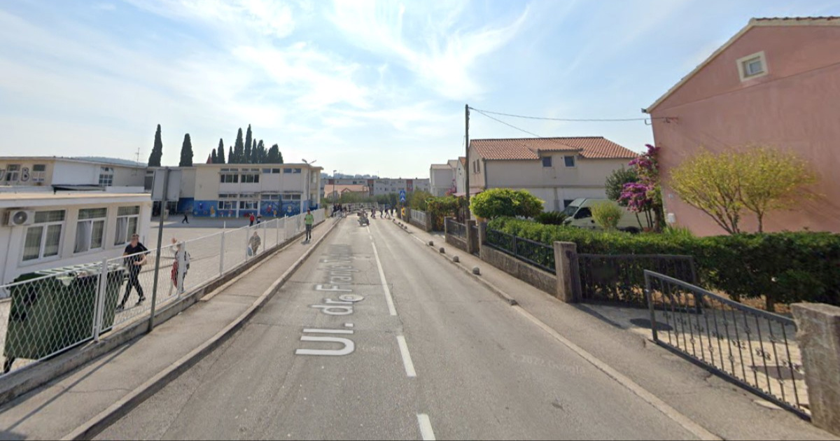 Maloljetnik u Trogiru motorom pokušao pregaziti policajca pa mu nudio 1000 eura mita