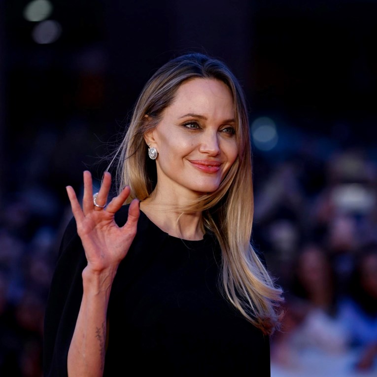FOTO Angelina Jolie prvi put pokazala ožiljke od mastektomije