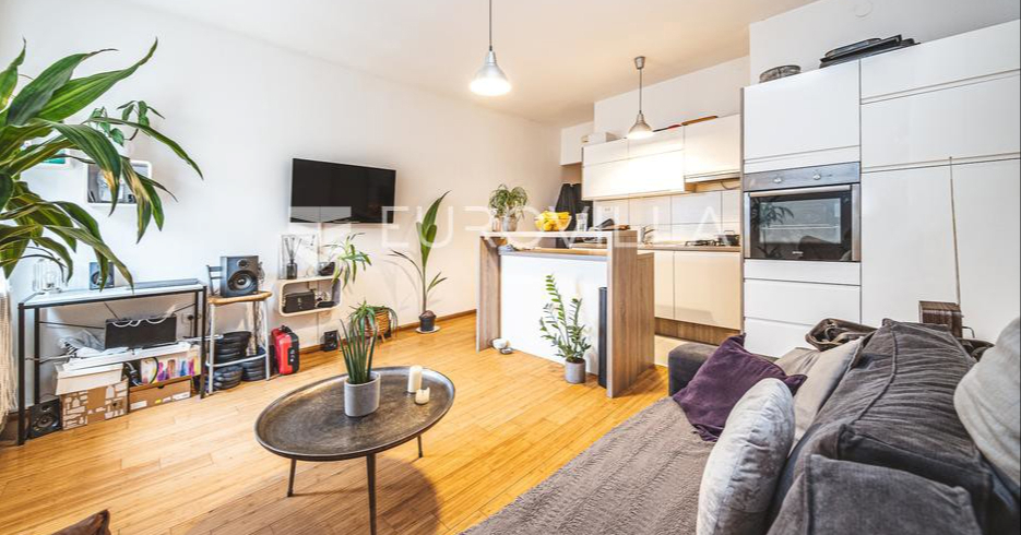 Top oglasi za nekretnine: Adaptiran dvosoban stan na Vinogradskoj cesti