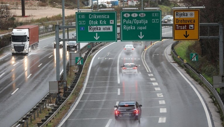 Zbog vjetra ograničenja i zabrane na cestama, HAK poslao upozorenje