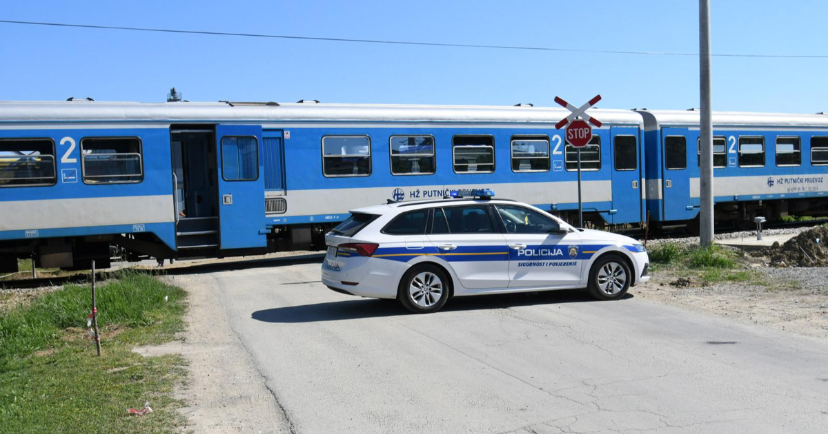 Vlak naletio na auto u Donjoj Stubici. Vozač teško ozlijeđen