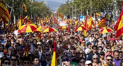 Deseci tisuća ljudi prosvjedovali na ulicama Barcelone. Nosili su španjolske zastave