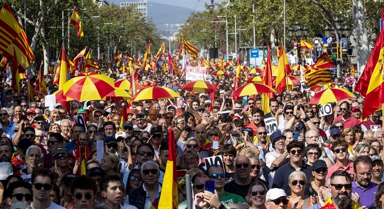 Deseci tisuća ljudi prosvjedovali na ulicama Barcelone. Nosili su španjolske zastave 