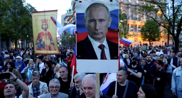 AP: Liberalni Rusi se u proputinovskoj Srbiji suočavaju s prijetnjama