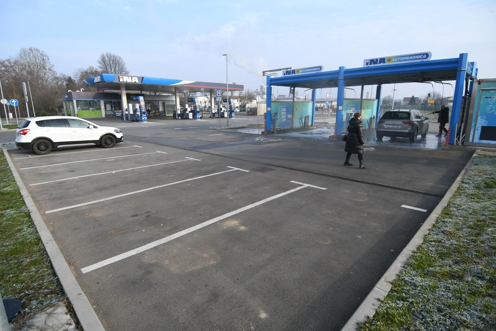 Vlada: Od sutra benzin skuplji za 1 cent