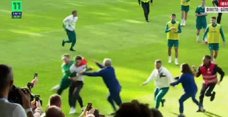 VIDEO Incident na treningu Portugala. Navijači upali na teren, golman srušio jednog
