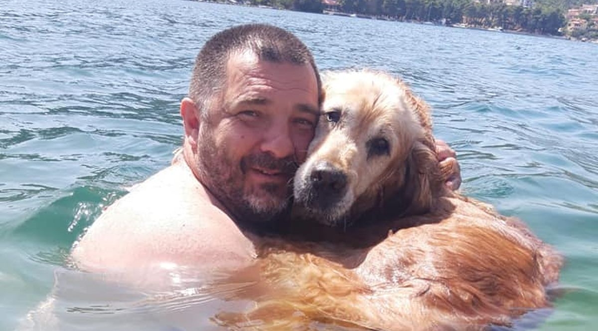 Miro se svaki dan kupa sa psom Bertom (14) da mu olakša bolove: "Muče ga kosti"