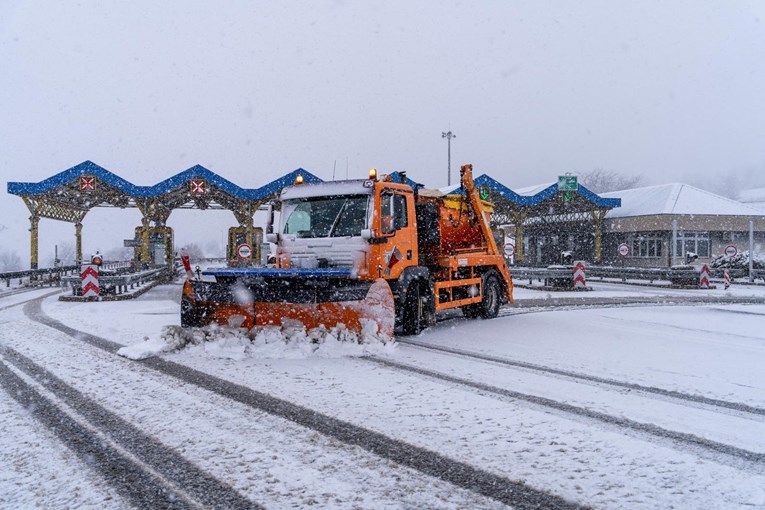 Švedski vozač kamiona: Zašto ne posipamo ceste solju kao u Hrvatskoj?