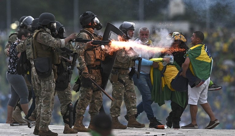 Bolsonarovi pristaše divljali satima, 400 uhićenih. Javio se Bolsonaro