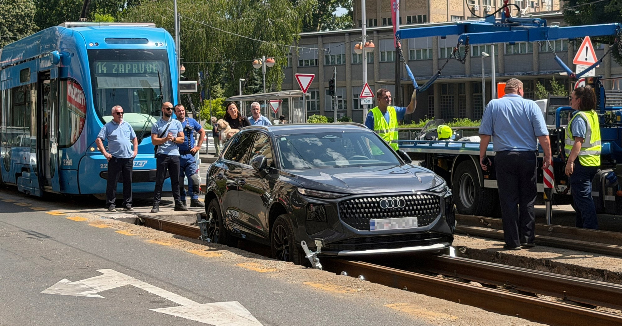 VIDEO Audi upao u raskopane tračnice u Zagrebu, nastao zastoj tramvaja