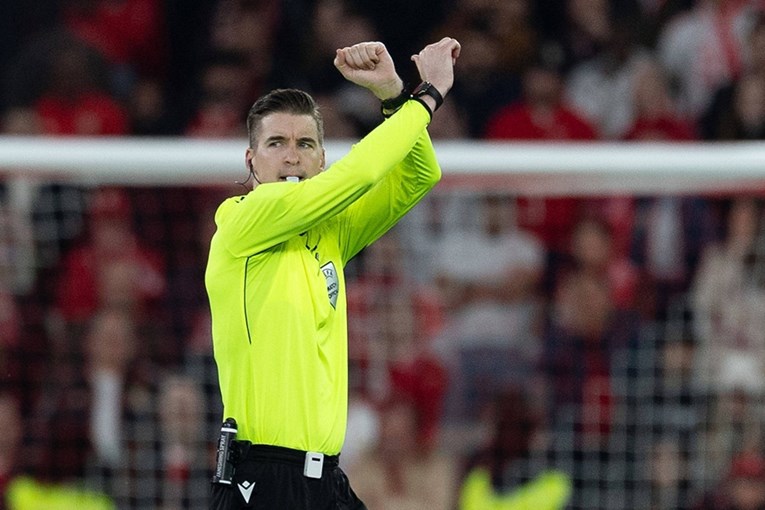 Vinicius je dotrčao do suca, a on rukama napravio znak "X". Evo što on znači