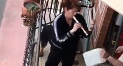 Žena u Italiji zasvirala flautu na balkonu, njezinom mužu to se uopće nije svidjelo