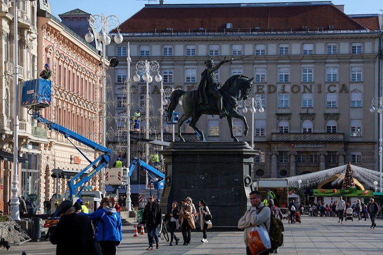 Za nekoliko dana počinje Advent u Zagrebu, danas se postavljali ukrasi na Trgu