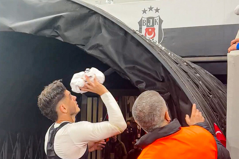 VIDEO Balkanska zvijezda bacala dres supruzi. Dječak uletio i ukrao ga