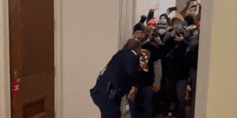 VIDEO Crni policajac herojski je odvratio Trumpovu rulju od ulaza u Senat