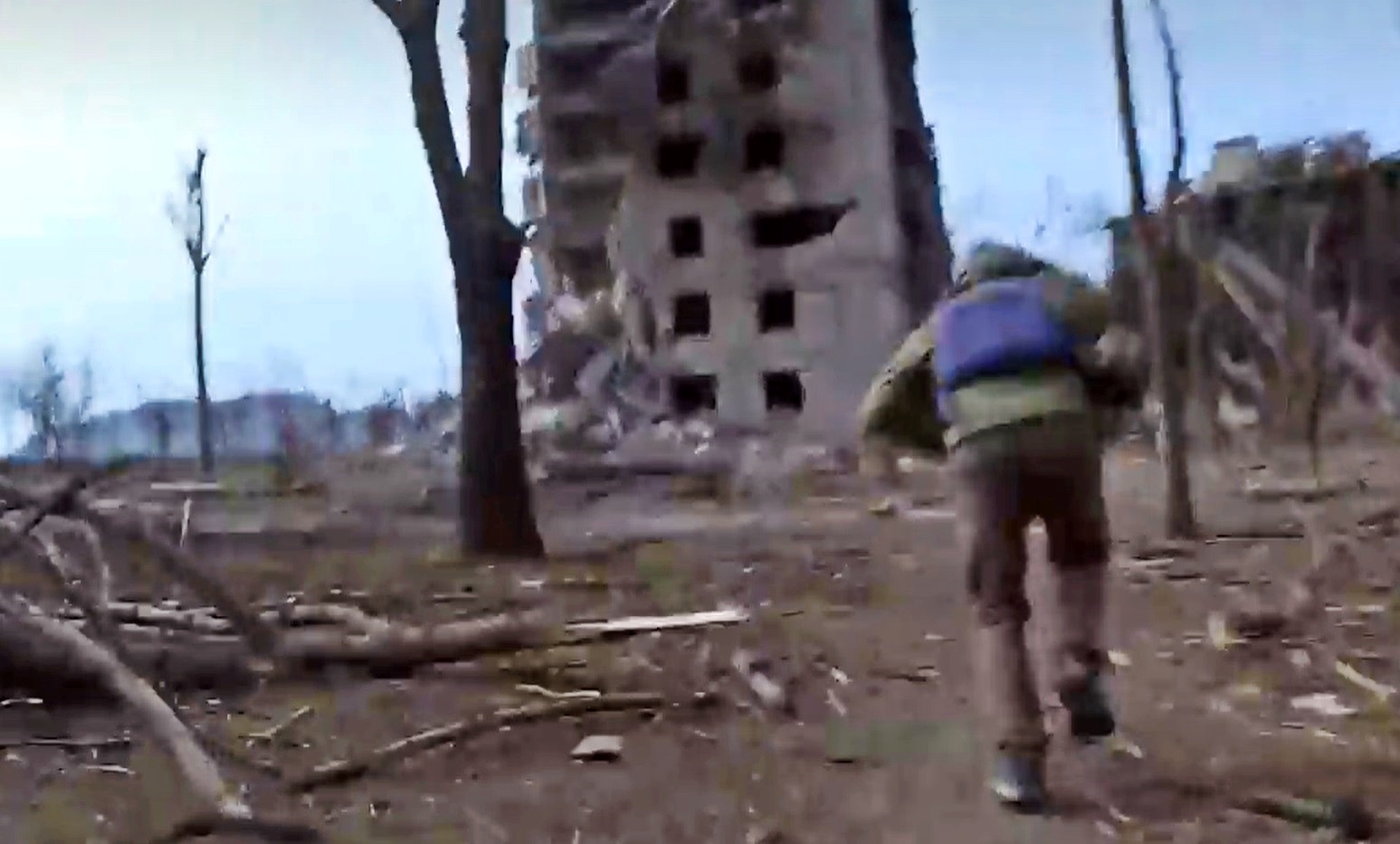 VIDEO Ruski novinari hodali po Mariupolju, počeli bježati kad je krenula pucnjava