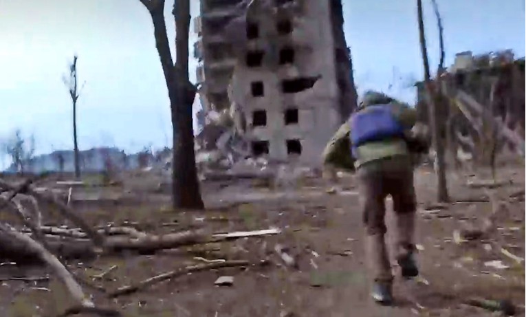 VIDEO Ruski novinari hodali po Mariupolju, počeli bježati kad je krenula pucnjava