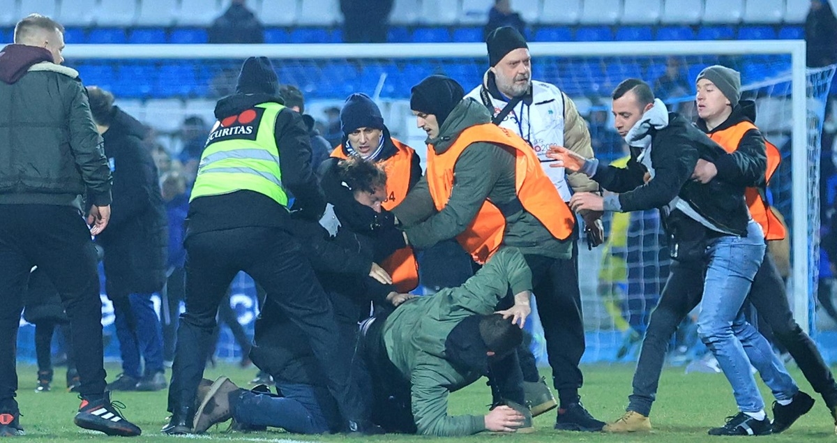 Osijek žestoko kažnjen zbog skandiranja sucu "cigane, cigane", bakljade i nereda