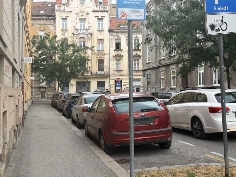 Policija objasnila što napraviti kad napušteni auto zauzme parking