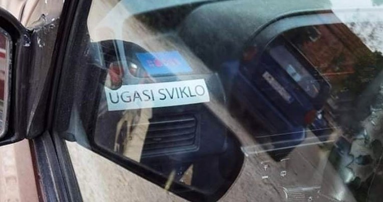 Poruka ostavljena u automobilu u Dalmaciji nasmijala ljude: "Jasne upute za vožnju"