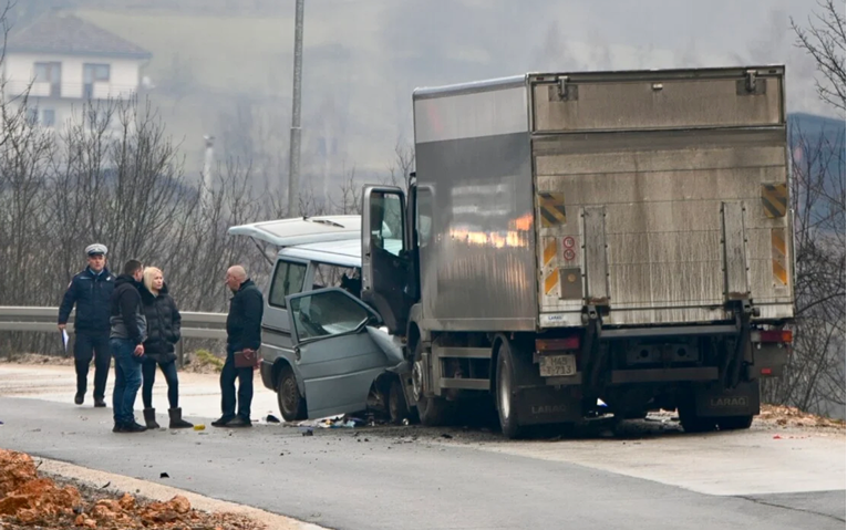 Teški frontalni sudar u BiH. Poginula žena, osam ozlijeđenih