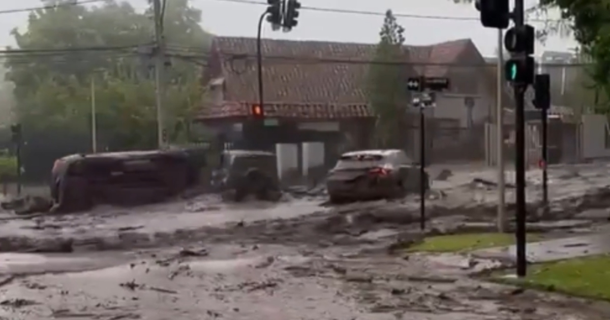VIDEO Nevrijeme potopilo glavni grad Čilea. Bujice nosile aute