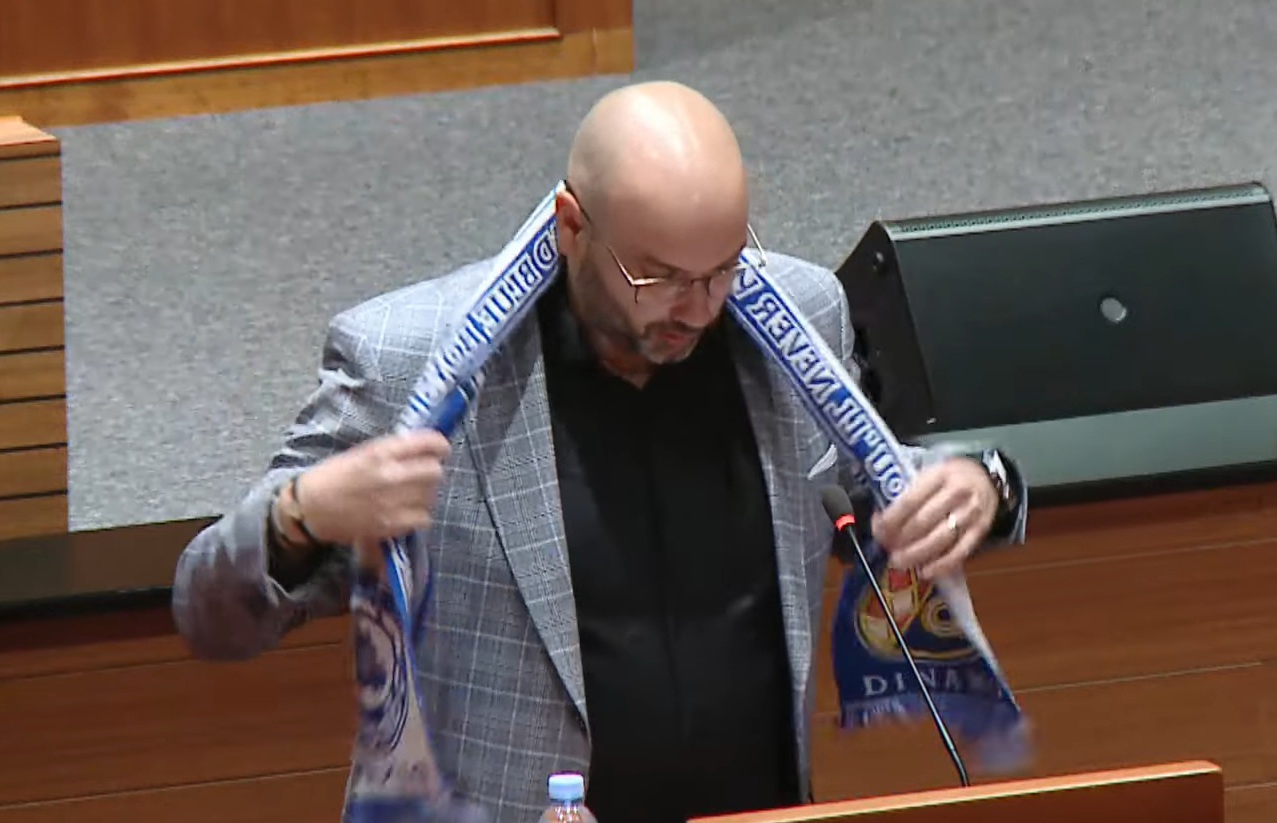 VIDEO Zastupnik stavio Dinamov šal oko vrata i počeo o Maksimiru: "I ja sam Boys..."